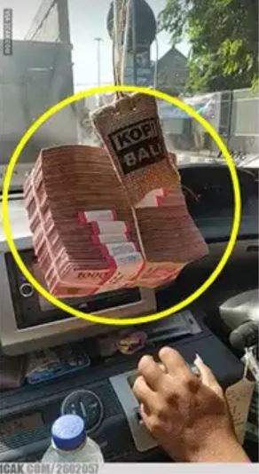 Penampakan nyeleneh pada interior mobil ini bikin geleng-geleng kepala